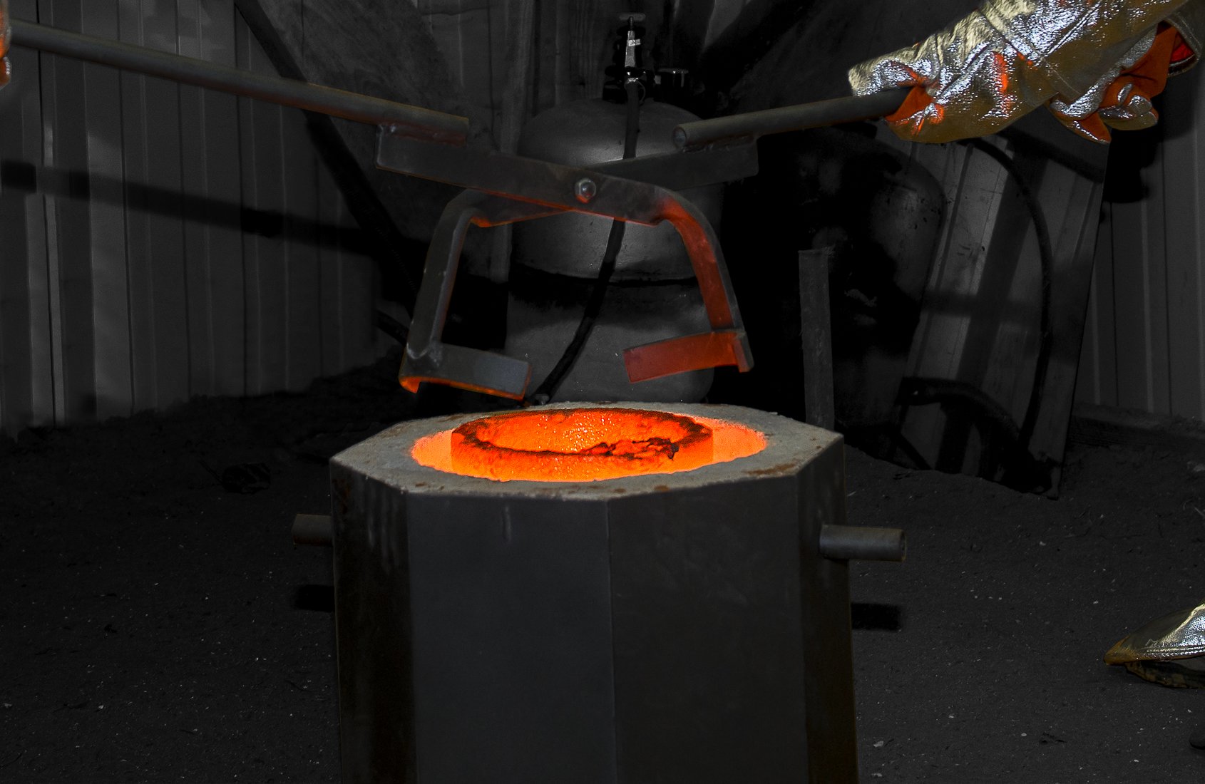 extraction du moule de son oeuvre en bronze