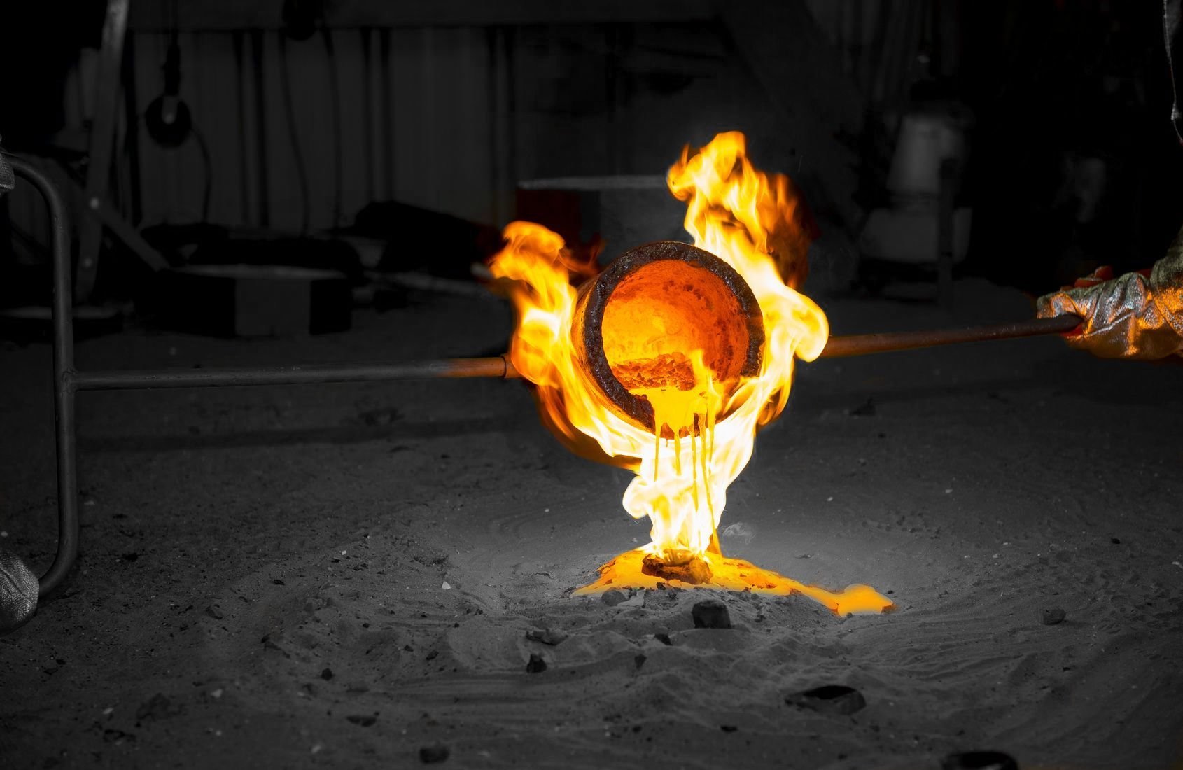 coulée de bronze en fusion